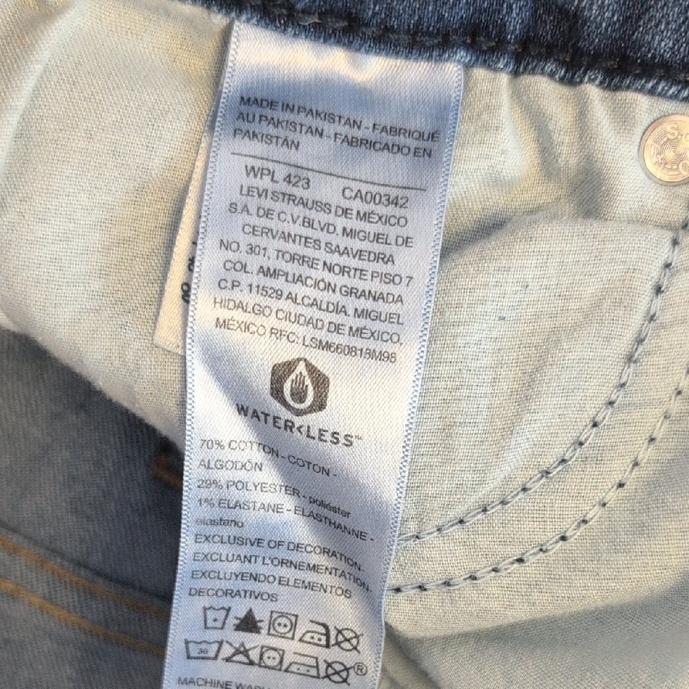 Signature by Levi Strauss Dark Wash Mid Rise Capri Jeans 8 29W -623AB - Picture 5 of 5